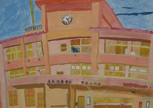 前庭から見える学校