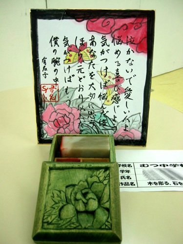 木を彫る，石を彫る
