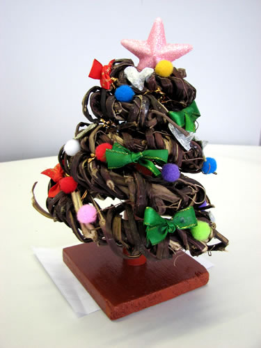さつまいものつるで作ったクリスマスツリー