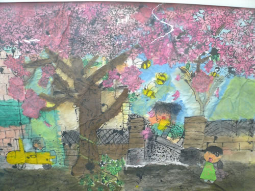 満開の桜の下で蜂がお花見しているよ
