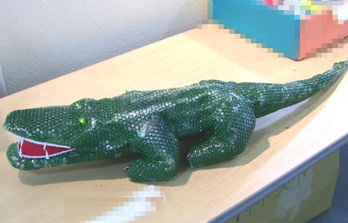 海で泳いでいる　ワニ