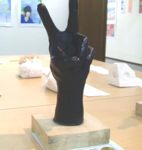 ピースしている時の手