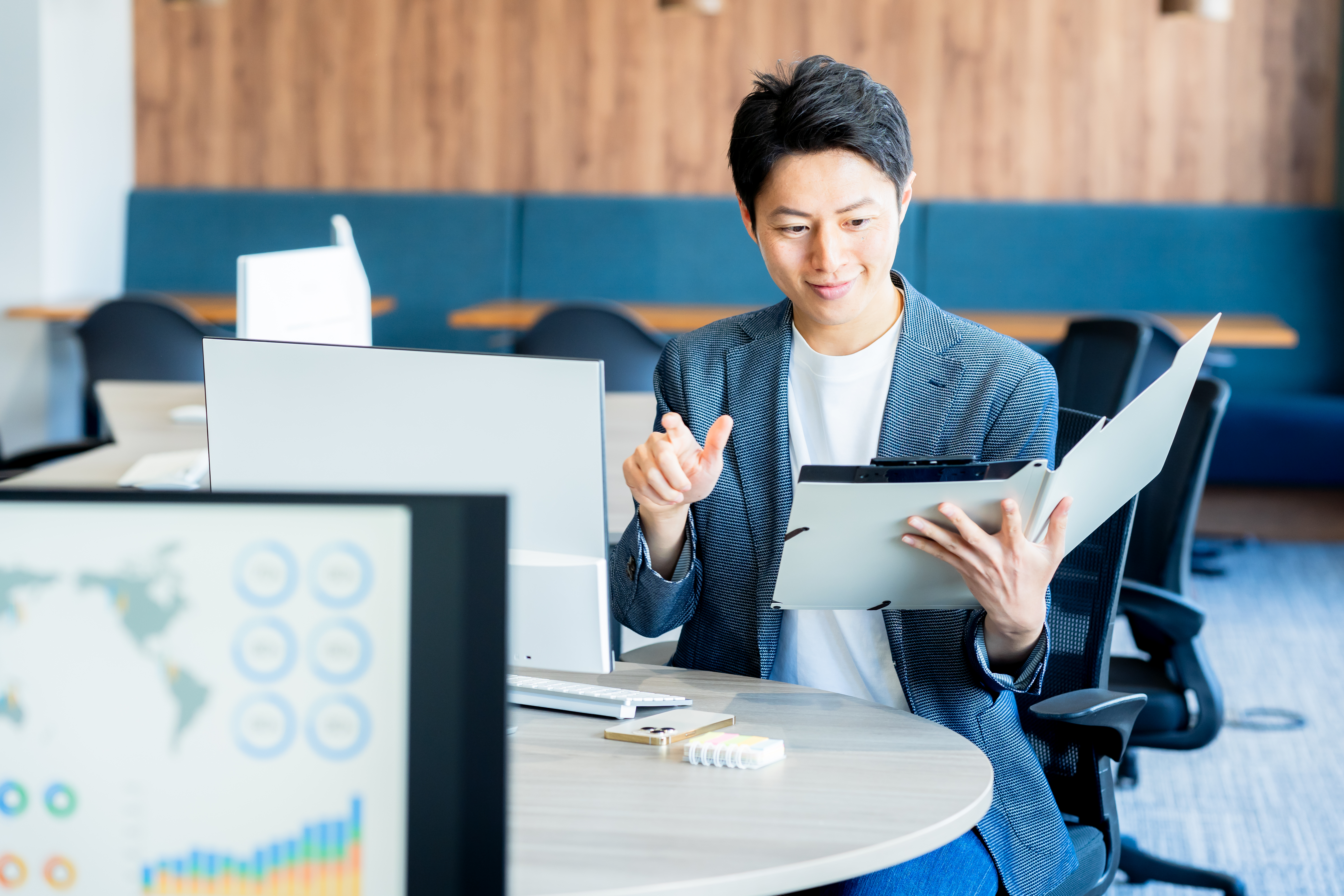 PC作業をする先生