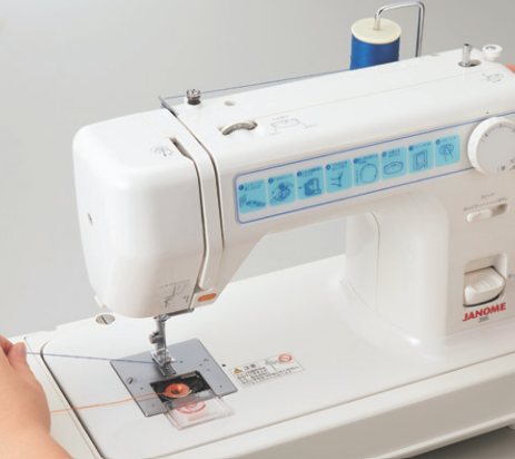 ミシンで縫製する様子