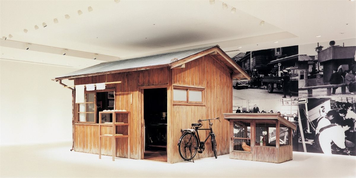 展示室内に再現された木造の研究小屋「百福の研究小屋」