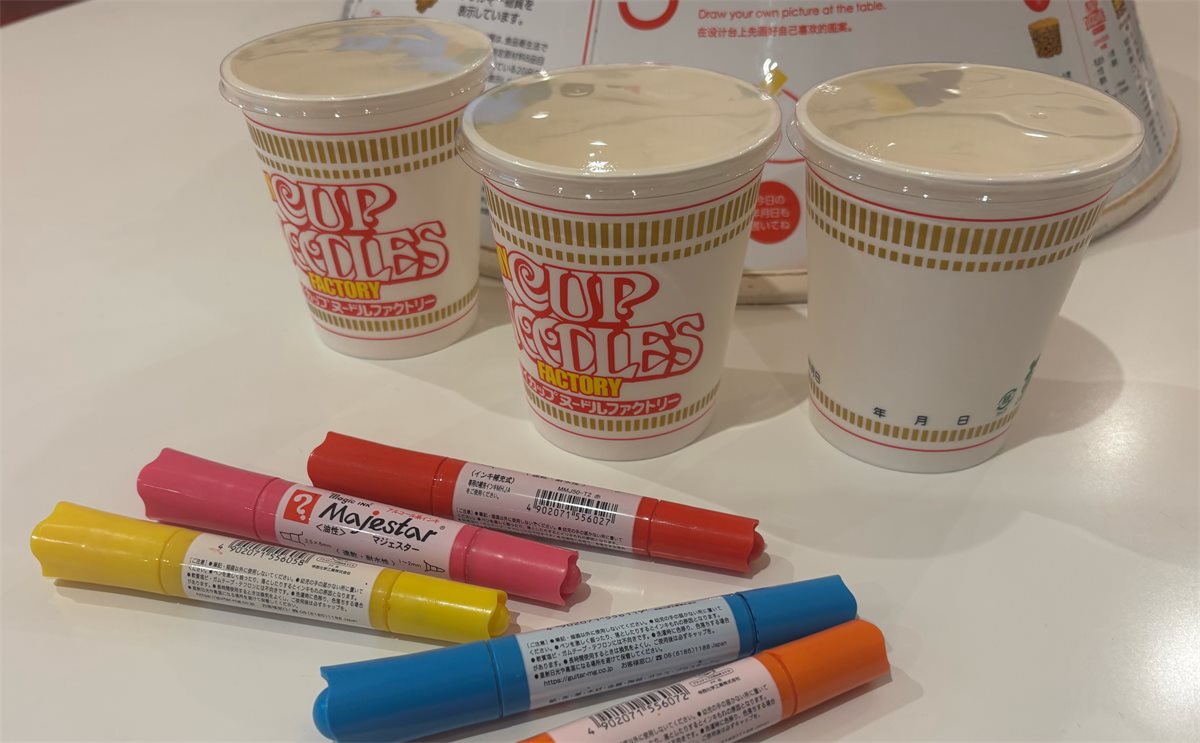 オリジナルデザインのカップヌードルと、カップに絵をかくためのペン