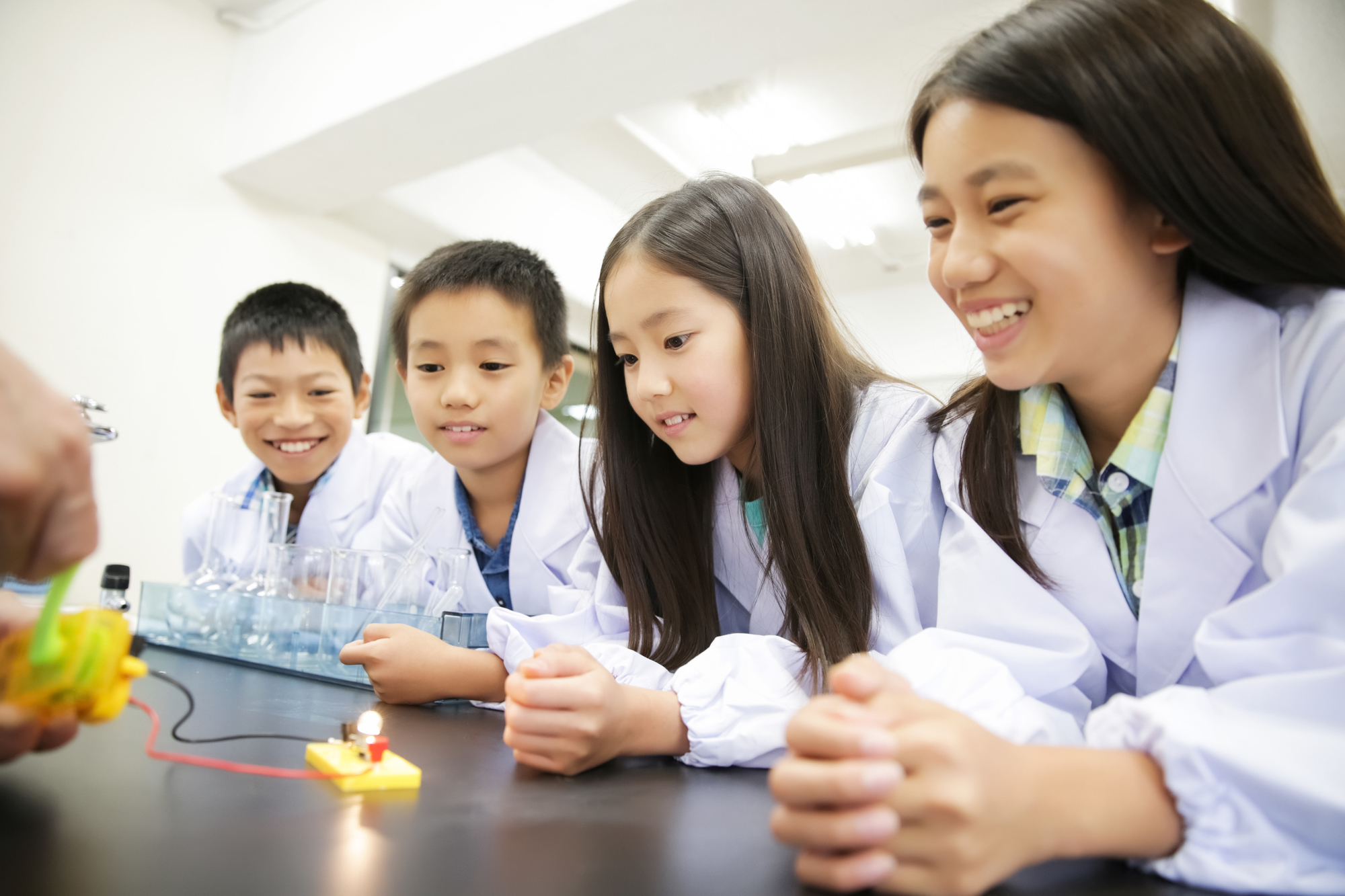 理科の授業で実験する子どもたち