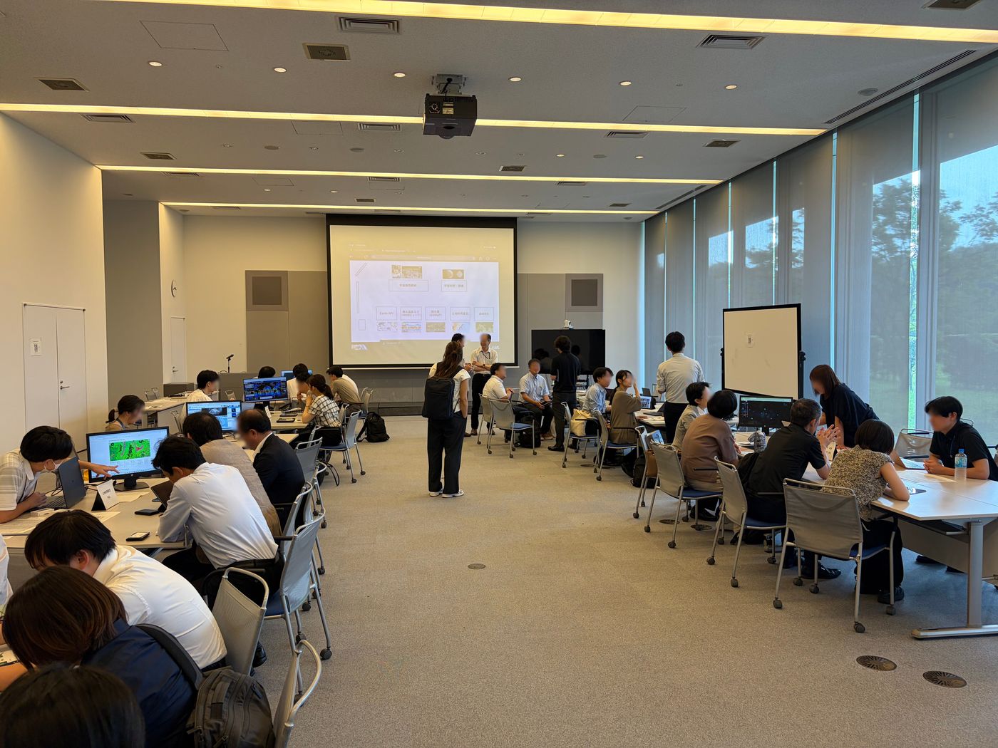 JAXA職員の話に熱心に耳を傾ける参加者たち