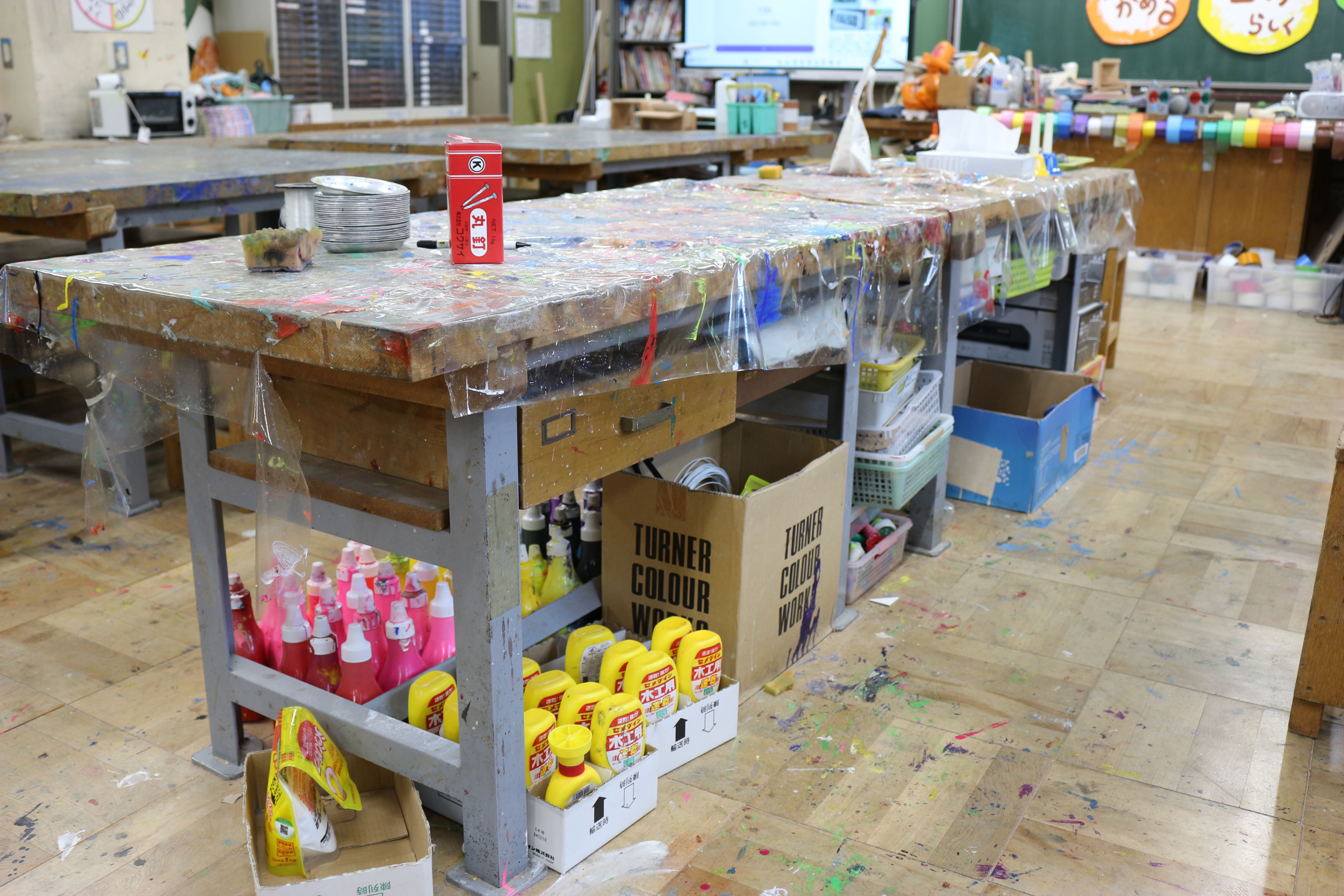 図工室中央の共有スペース