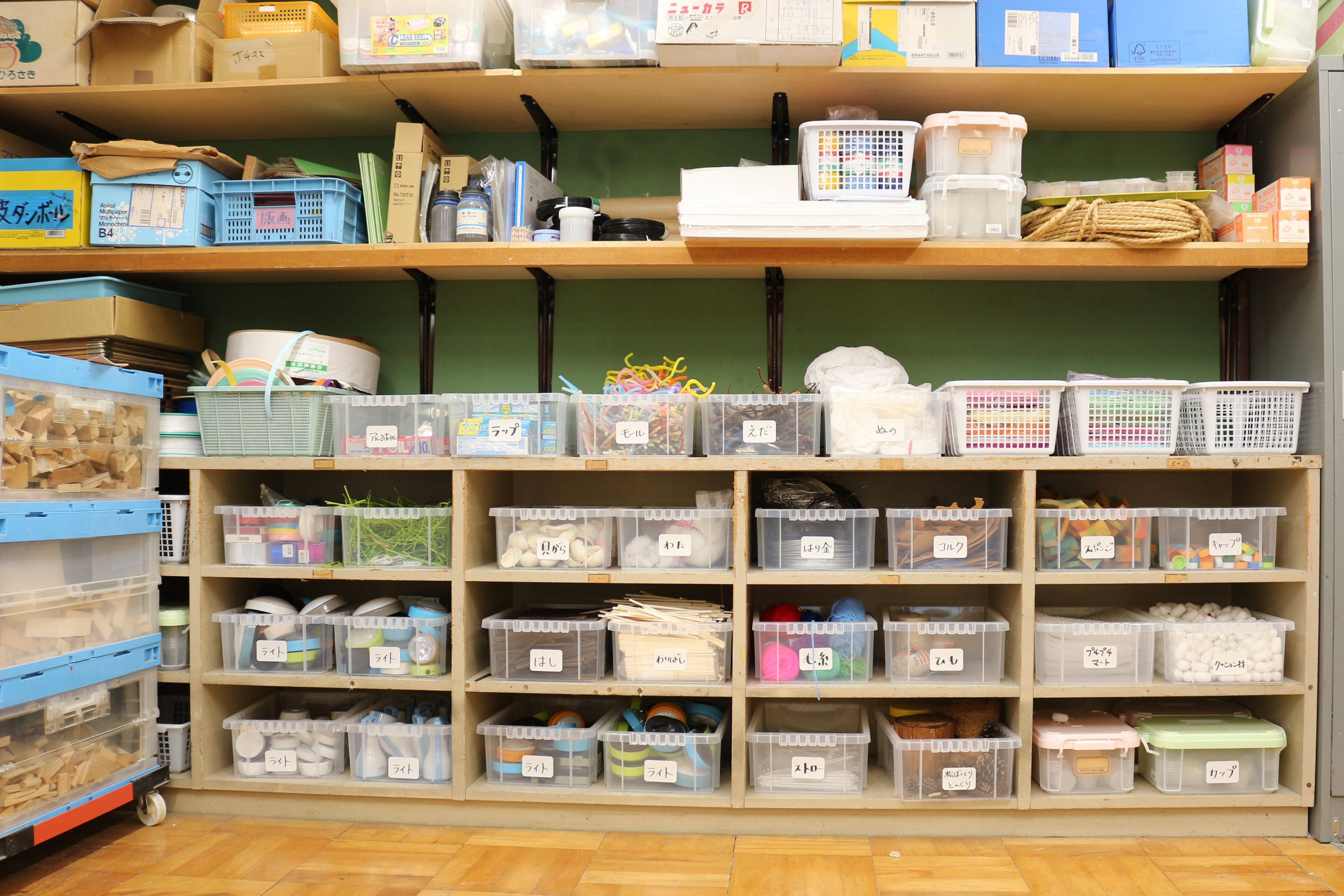 図工室の風景（道具棚と作業台）