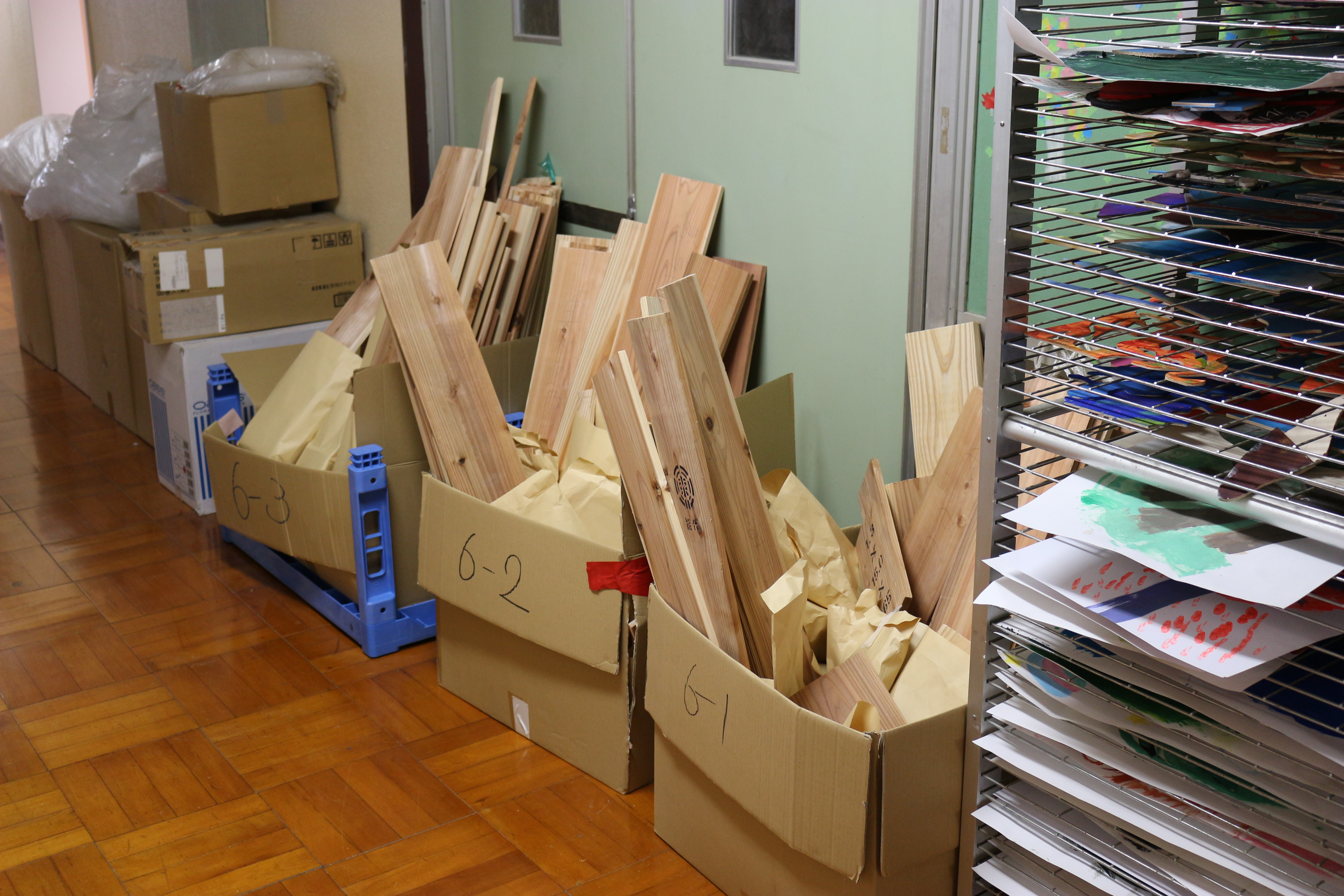 封筒・段ボールでの材料仕分けとラベリング例